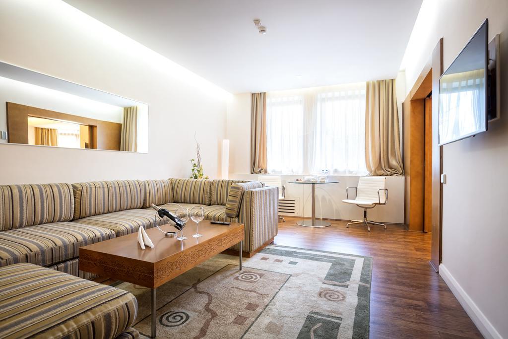 The Dostyk Hotel Almaty Exterior foto